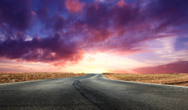 Estrada fantástica do deserto com nuvens — Fotografia de Stock