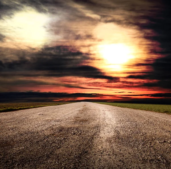 神奇的沙漠公路，与云 — 图库照片