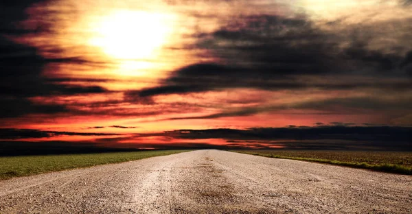 Фантастическая пустынная дорога с облаками — стоковое фото