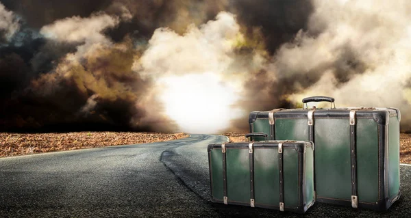 Fantastica strada del deserto con nuvole e valigie — Foto Stock