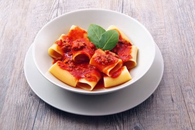 İtalyan paccheri et sosu ile