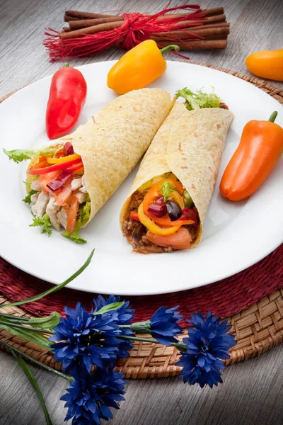 Мексиканские буррито на белом блюде — стоковое фото