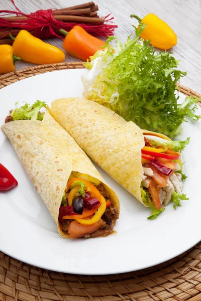 Burrito messicano su piatto bianco — Foto Stock