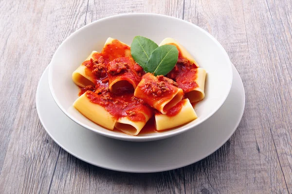 İtalyan paccheri et sosu ile