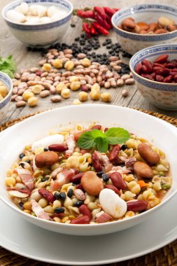 makarna ile çeşitli sebze çorbası