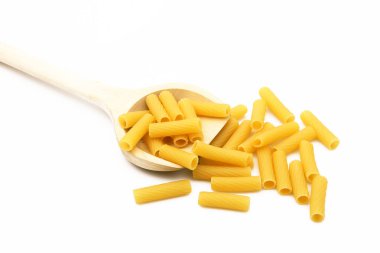 İtalyan makarna beyaz arka plan üzerine tahta kaşıkla