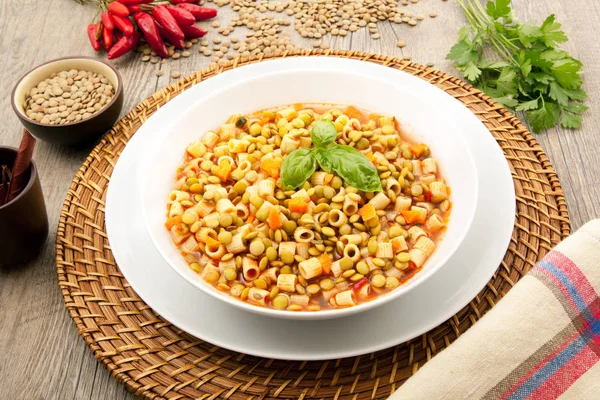 Zuppa di pasta e lenticchie — Foto Stock