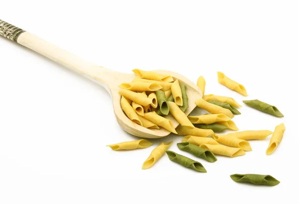 Cuchara de madera con pasta italiana sobre fondo blanco —  Fotos de Stock