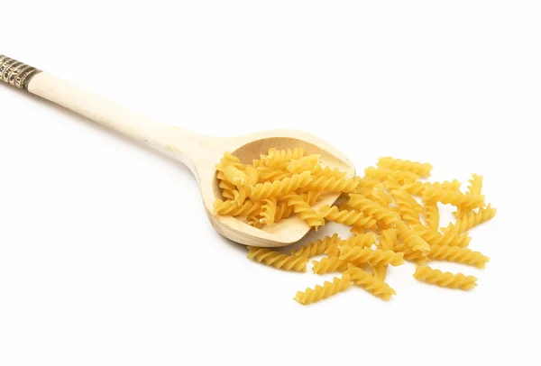 Trä sked med italiensk pasta på vit bakgrund — Stockfoto