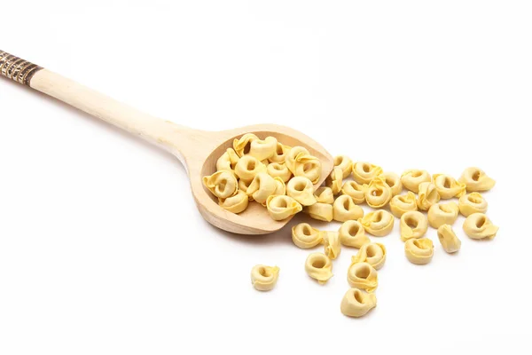 Trä sked med italiensk pasta på vit bakgrund — Stockfoto