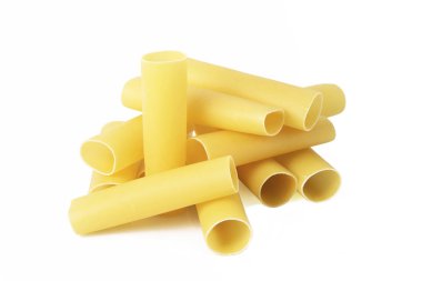 Beyaz arka planda İtalyan makarnası