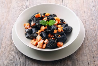 siyah mantı makarna somon ile