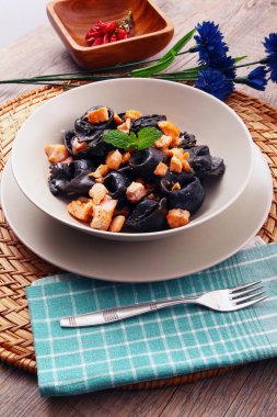 siyah mantı makarna somon ile