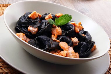 siyah mantı makarna somon ile