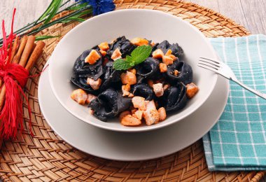 siyah mantı makarna somon ile