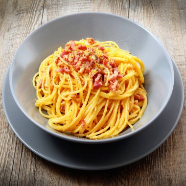 İtalyan spagetti carbonara soslu
