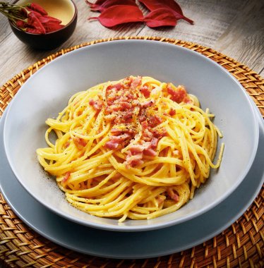 İtalyan spagetti carbonara soslu