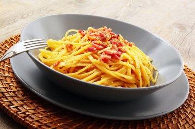 İtalyan spagetti carbonara soslu