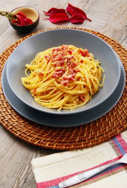 İtalyan spagetti carbonara soslu