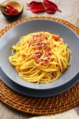 İtalyan spagetti carbonara soslu