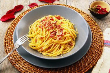 İtalyan spagetti carbonara soslu
