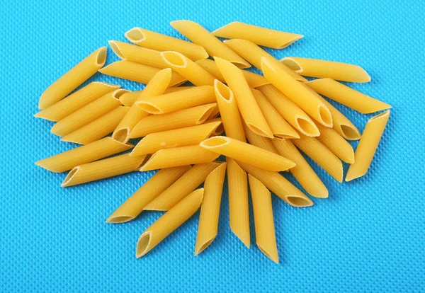 Italiensk pasta på blå bakgrund — Stockfoto
