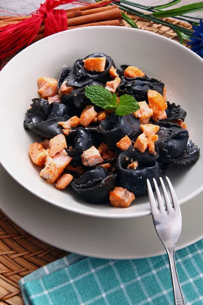 siyah mantı makarna somon ile