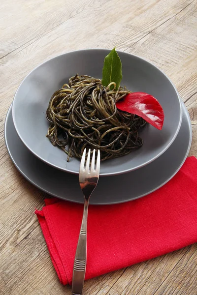 Espaguetis con salsa de tinta de calamar —  Fotos de Stock