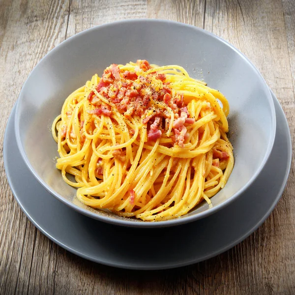İtalyan spagetti carbonara soslu