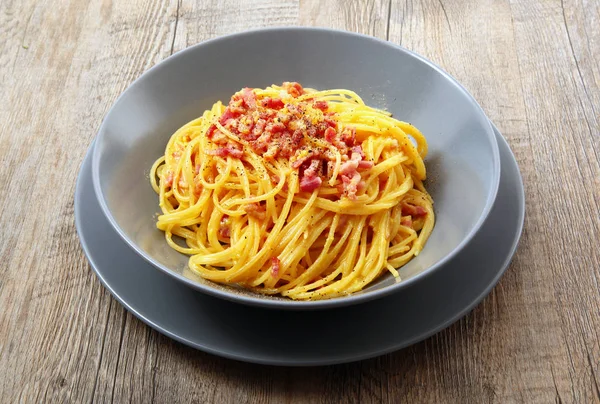 Italian spaghetti with carbonara sauce — Stock Photo, Image