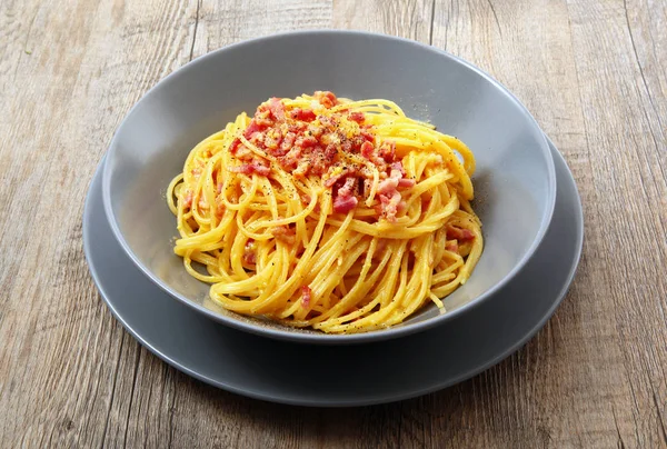 İtalyan spagetti carbonara soslu