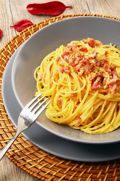 İtalyan spagetti carbonara soslu
