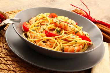 Spagetti karides ve domates ile
