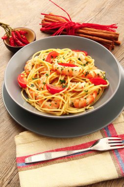 Spagetti karides ve domates ile