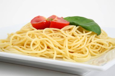 Spagetti domates ve fesleğen ile