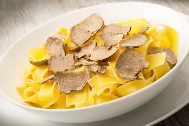 truffle ile İtalyan tagliatelle