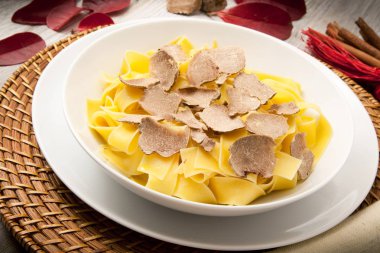 truffle ile İtalyan tagliatelle