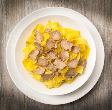 truffle ile İtalyan tagliatelle