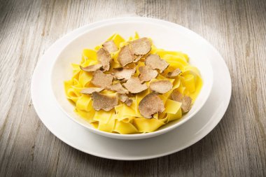 truffle ile İtalyan tagliatelle