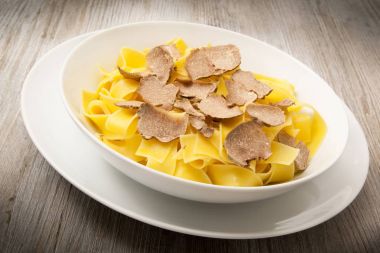 truffle ile İtalyan tagliatelle