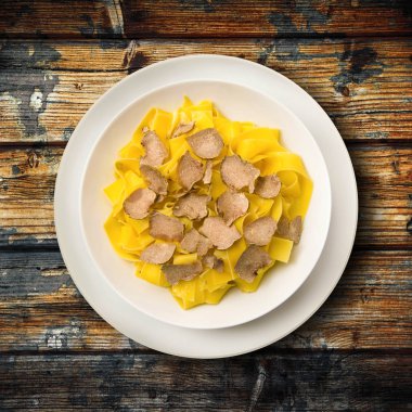 truffle ile İtalyan tagliatelle