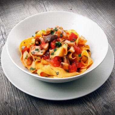 İtalyan tagliatelle mantarlı ve domates ile