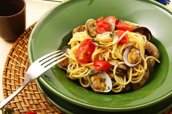 Włoskie spaghetti z małżami — Zdjęcie stockowe