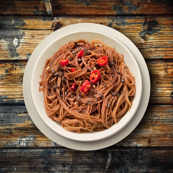 Italiaanse spaghetti met chocolade en peper — Stockfoto