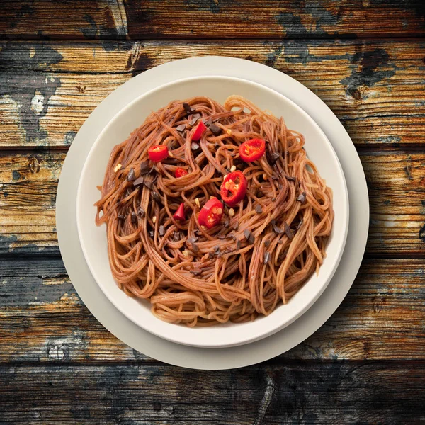 Espaguetis italianos con chocolate y pimienta —  Fotos de Stock