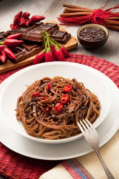 Italiaanse spaghetti met chocolade en peper — Stockfoto