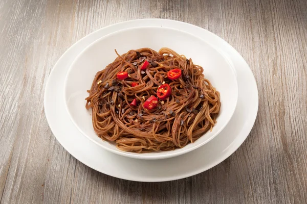 Italiaanse spaghetti met chocolade en peper — Stockfoto