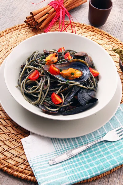 Spaghetti z squid atramentu i małże — Zdjęcie stockowe