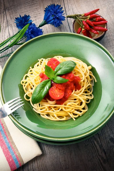 Spaghetti al basilico e pomodoro — Foto Stock