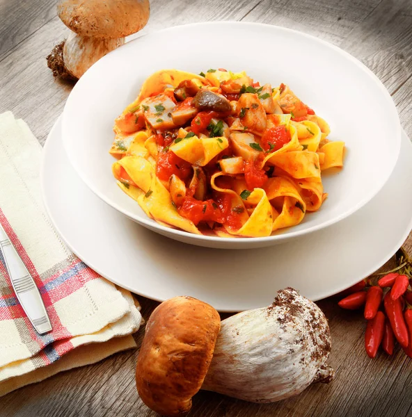 Tagliatelle italiane con funghi e pomodoro — Foto Stock